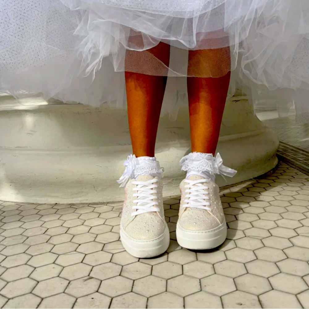 Betsy Johnson Sidney Ivory sneaker size 8.5. NWOT.